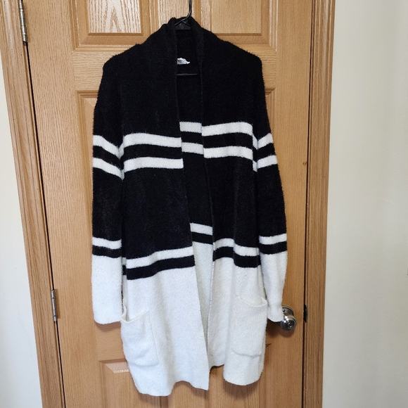 BCBGeneration Oversized Eyelash Duster Cardigan Shawl Sweater Black & White - Picture 2 of 8